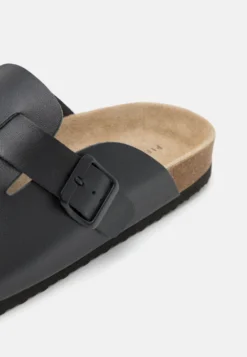 Pier One Leather Unisex - Pantuflas - Black -Pier One 7b28889d1d2247a8abcae3a4a4c34674 scaled