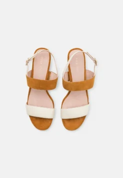 Pier One Leather- Sandalias - White/Cognac -Pier One 7bf1f83e1cba4f3fa26b89379bf96b29 scaled