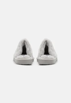 Pier One Pantuflas - Grey 9 Pier One Pantuflas - Grey -Pier One daf66ecaea0e4074b41fb5ad134105b1 scaled